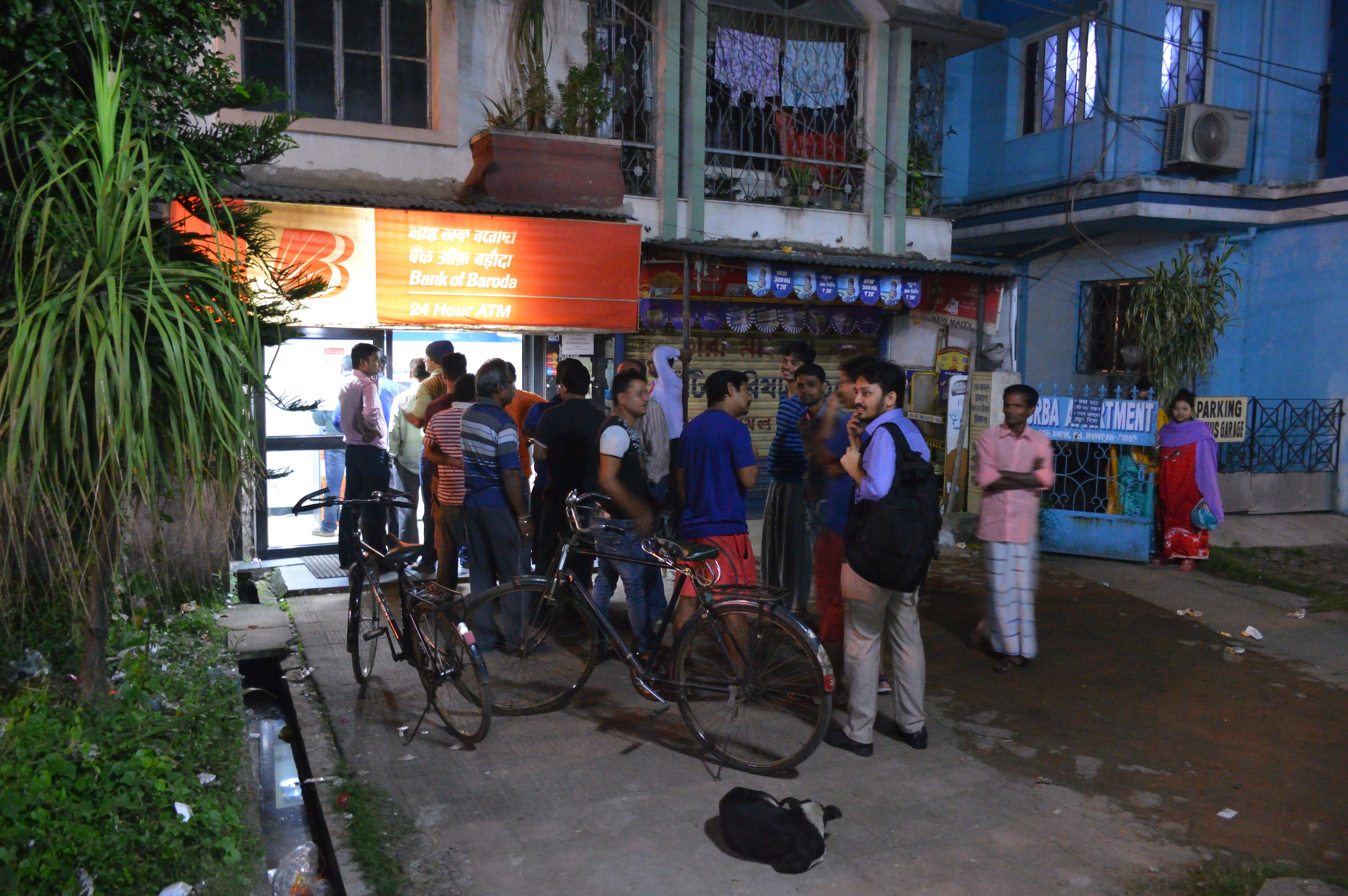 A queue forms at a cash machine for 100-rupee notes in Howrah, West Bengal, India, 8 November 2016, the day the 500- and 1,000-rupee notes ceased to be legal tender.